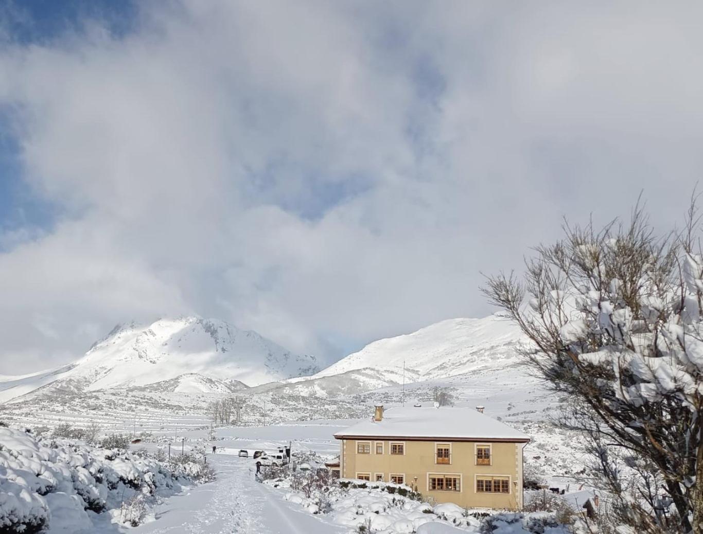 Hotel Pico Espiguete Alba De Los Cardanos Luaran gambar