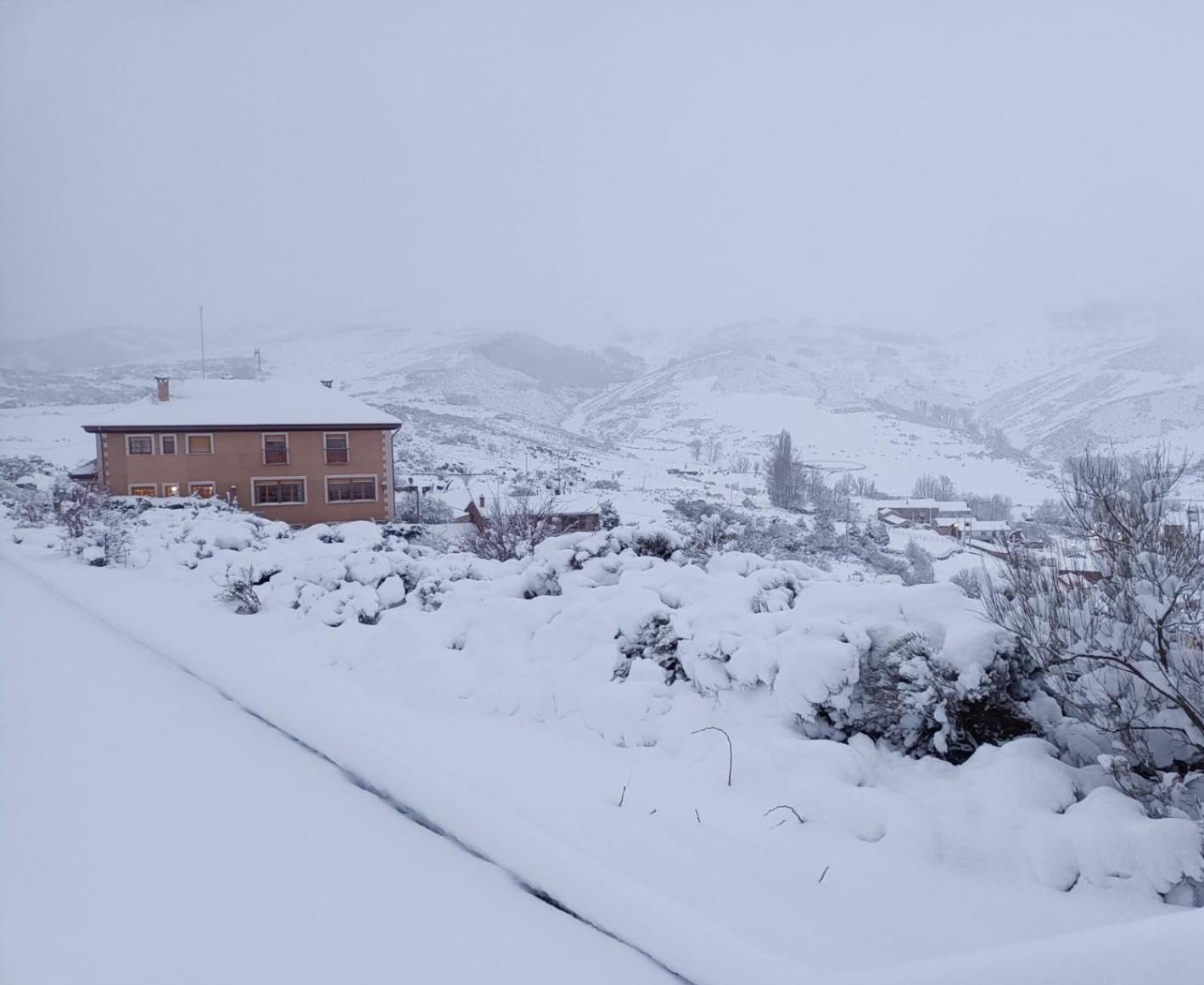 Hotel Pico Espiguete Alba De Los Cardanos Luaran gambar