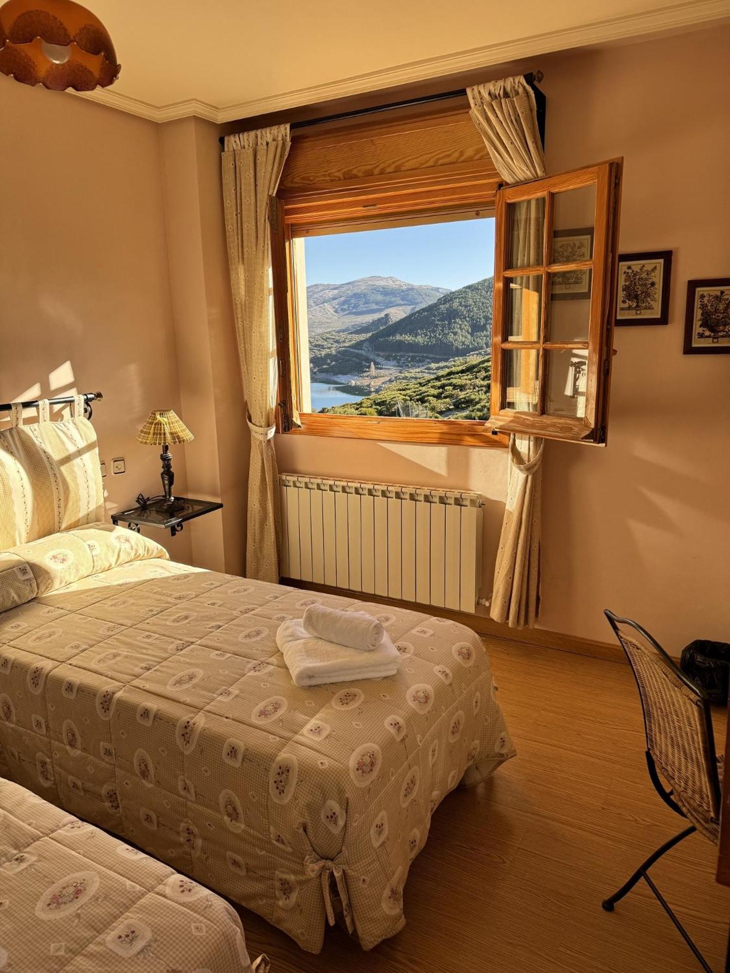 Hotel Pico Espiguete Alba De Los Cardanos Luaran gambar