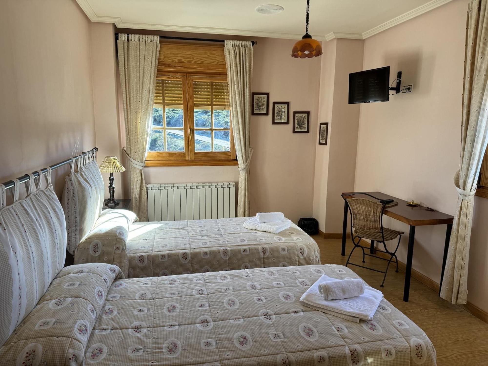 Hotel Pico Espiguete Alba De Los Cardanos Luaran gambar