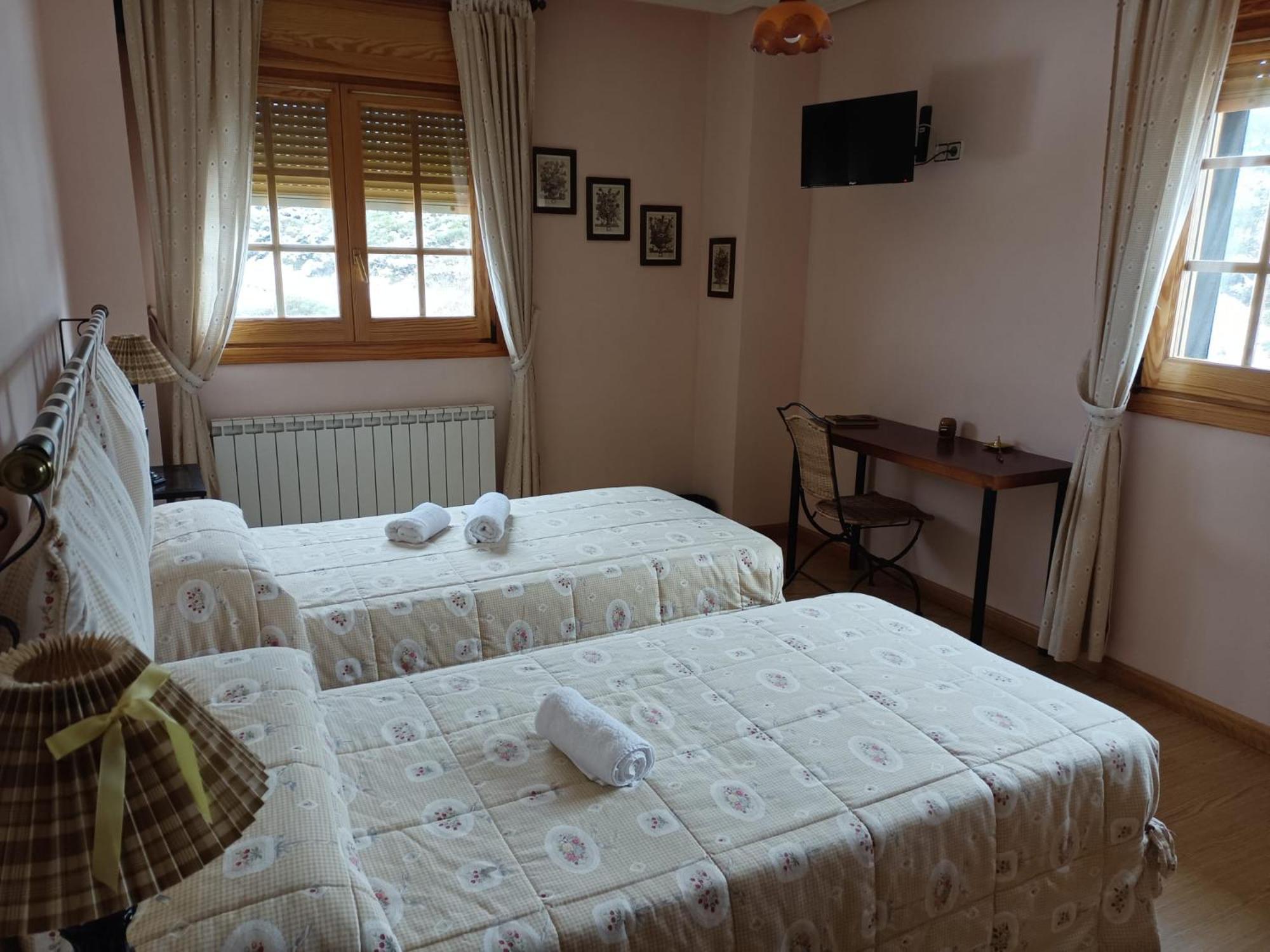 Hotel Pico Espiguete Alba De Los Cardanos Luaran gambar